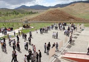 Okul Bahçesinde sergi açtılar